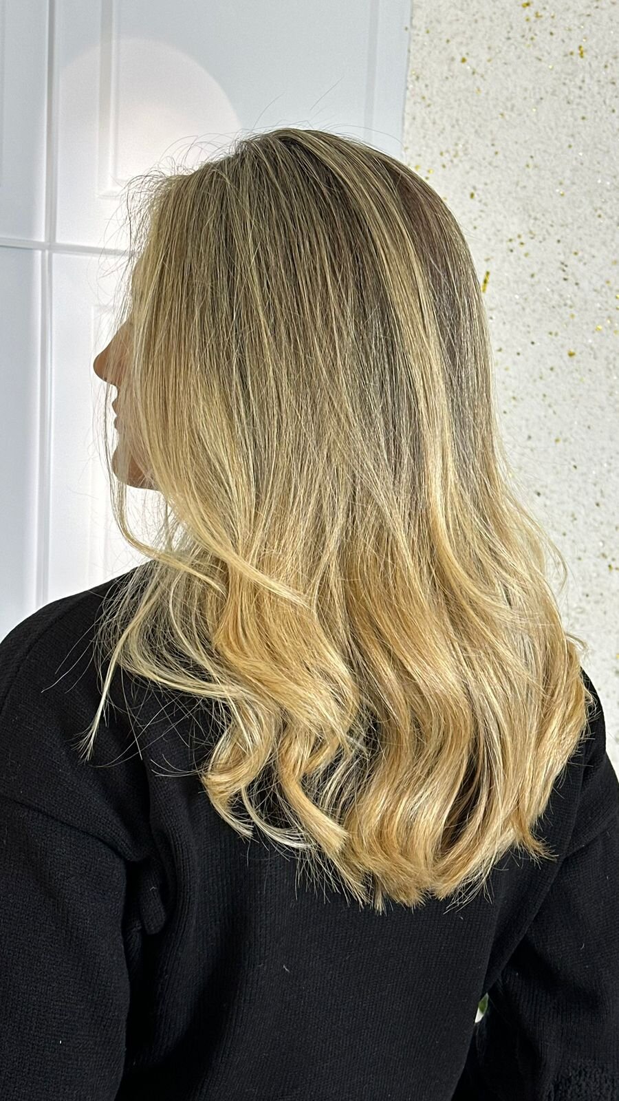Cabelo em processo de coloração mostrando a transição entre a raiz mais escura e o meio e pontas mais claros, ilustrando a leitura de cada trecho do fio