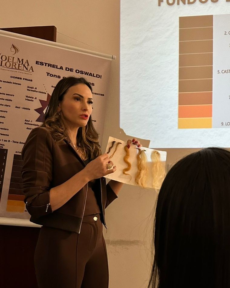 Joelma Lorena ensinando fundos de clareamento em aula presencial de colorimetria